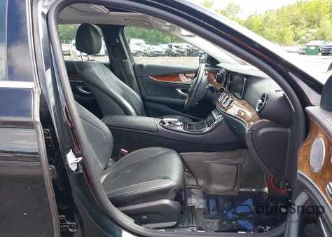 2017 Mercedes-Benz E 300 4Matic из США, поврежденный, VIN WDDZF4KB9HA220745